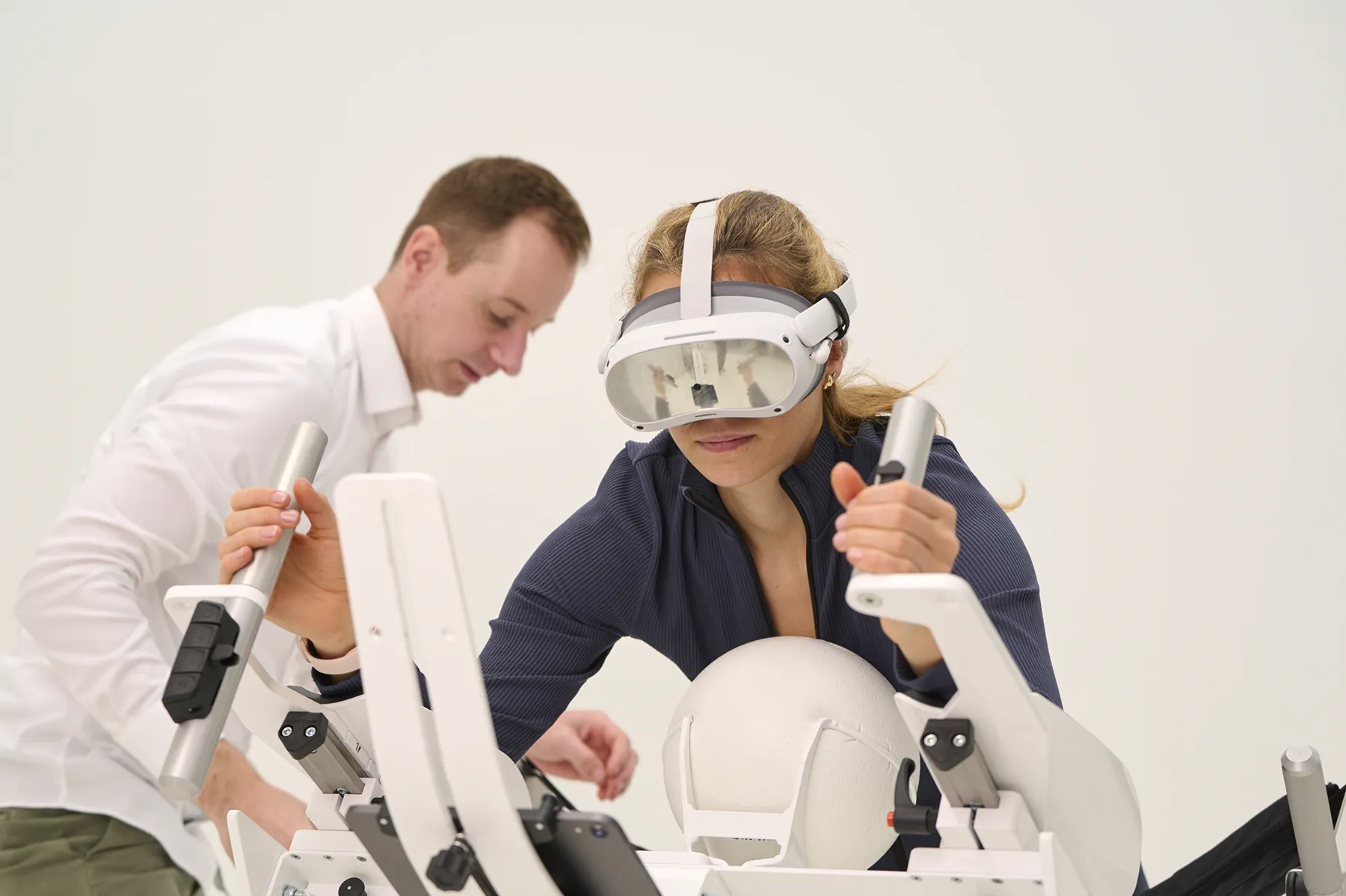 Terapeutka asystująca pacjentce podczas sesji na ICAROS Health z goglami VR